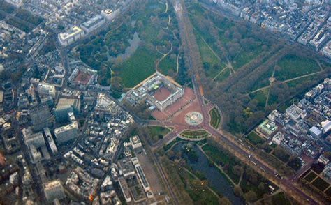 Buckingham Palace © Brendan and Ruth McCartney cc-by-sa/2.0 :: Geograph Britain and Ireland