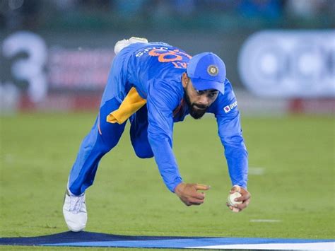 Virat Kohli Displays Insane Athleticism With One-Handed Catch Against South Africa - Watch ...