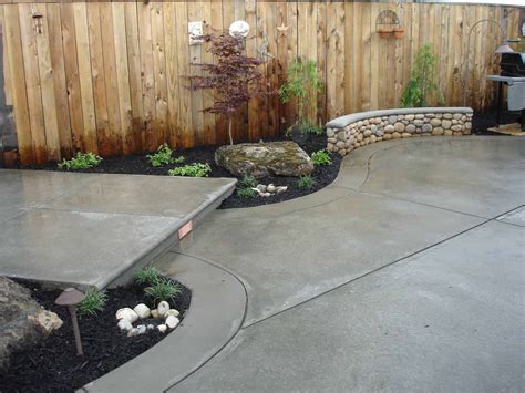 11 Creative Ideas How to Improve Concrete Backyards - Simphome ...