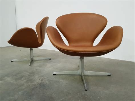 Set of 2 early edition Swan easy chairs, Fritz Hansen 1960s – SitonVintage