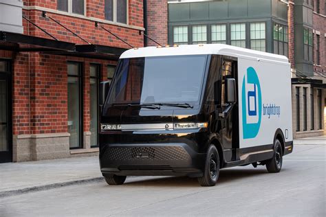 GM Debuts Midsize Electric Delivery Van With Verizon as Customer - Bloomberg