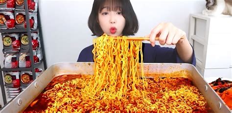 Why Doesn't Mukbang YouTuber Tzuyang Gain Weight Even Though She Eats So Much? A Doctor Explains ...