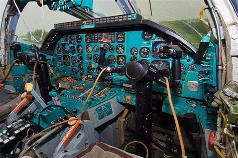 Tupolev Tu-22M-3 Backfire bomber : cockpits