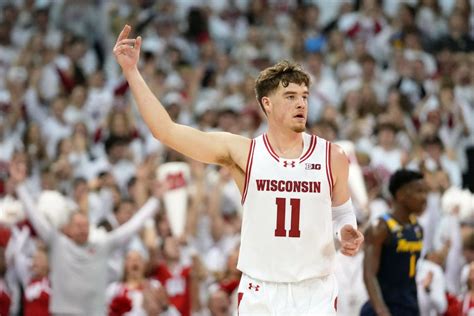 WATCH: Wisconsin’s Max Klesmit does his best Klay Thompson impression