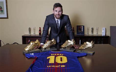 Leo Messi receives the fourth Golden Shoe of his career