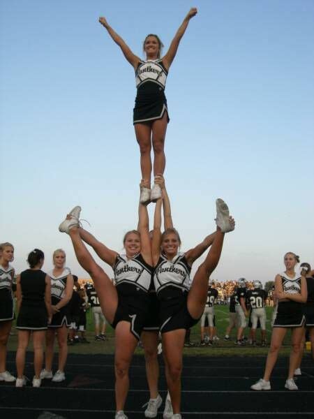 Bases in heel stretches Flyer in extension Easy Cheerleading Stunts, Cool Cheer Stunts, Varsity ...