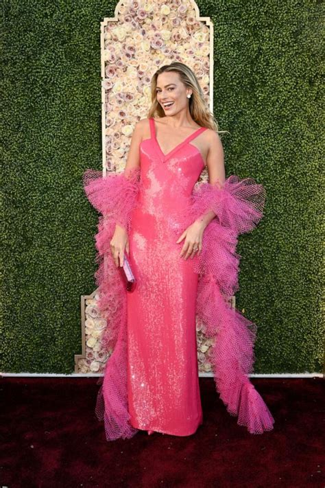 Margot Robbie channels 1977 Superstar Barbie at 2024 Golden Globes ...