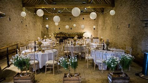 A relaxed barn wedding at Cogges Manor Farm, Witney, Oxfordshire | Hanging Lantern Company