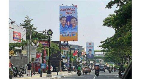 Potret Menarik Perhatian Anak Muda: Baliho Prabowo-Gibran di Depok ...