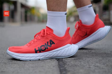 รีวิว Hoka One One Carbon X 2 สมูธลื่นไหล นุ่มและเบาขึ้น - SNKR TODAY