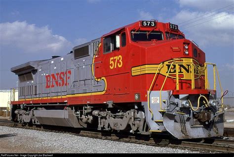 BNSF 573 BNSF Railway GE B40-8W (Dash 8-40BW) at Wilmington, California ...