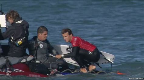 Surfer Mick Fanning escapes shark attack in South Africa - BBC News