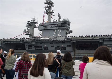 DVIDS - Images - USS ABRAHAM LINCOLN RETURNS FROM DEPLOYMENT [Image 6 of 6]