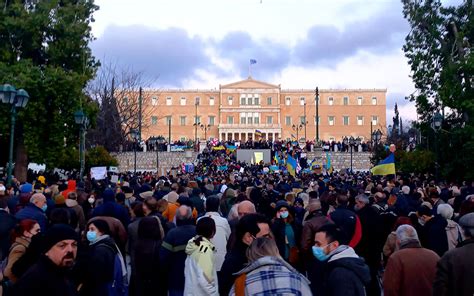 Large anti-war protest on Syntagma Square | eKathimerini.com