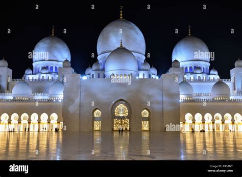 Sheikh Zayed Mosque at night, Abu Dhabi, United Arab Emirates, Arabian Peninsula, Asia Stock ...