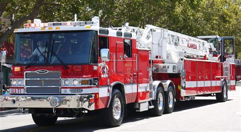 Por qué los camiones de bomberos americanos necesitan dos conductores