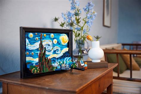 All the details not to be missed in Vincent van Gogh’s The Starry Night | Official LEGO® Shop US