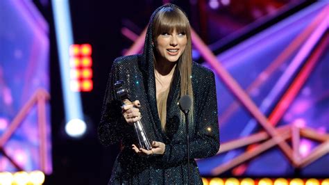 Watch Taylor Swift Receive the 2023 iHeartRadio Innovator Award From ...