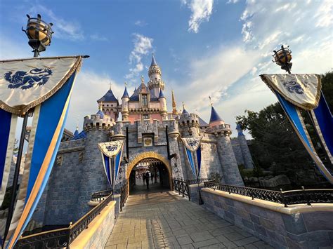 Ultimate Disneyland Ride and Attraction Guide: Mickey Visit Park Planning