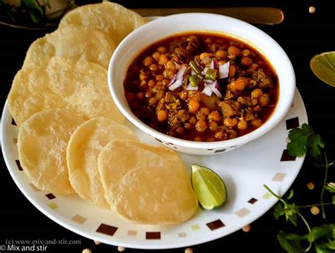 Mix and Stir: Mangsher Ghugni ( Dried yellow Peas cooked with small pieces of mutton