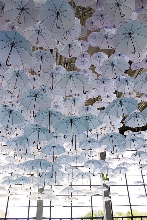 Enchanting Cloud of 1,100 Umbrellas Suspend Above a Grand Hall | Художественные инсталляции ...