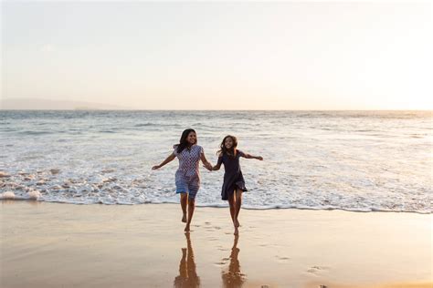 Top 10 Flattering Beach Poses for Your Vacation Photoshoot | Flytographer