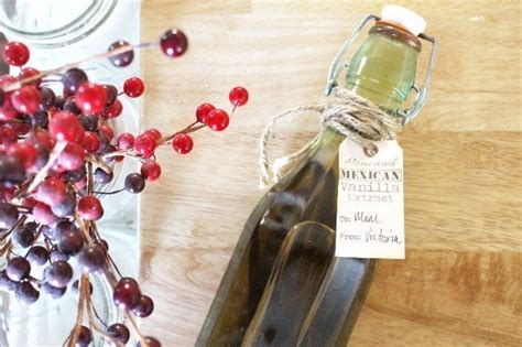 DIY Vanilla Extract with Printable Gift Tags - Easy Vanilla Extract Recipe!