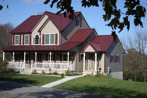 Metal roofing colors and house facade – choosing the right combination