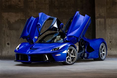 A subasta el único Ferrari LaFerrari azul con interior beige producido