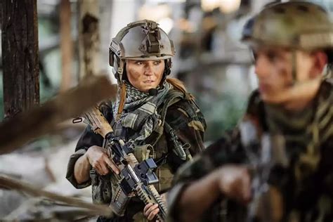 side-by-side | A female soldier in full gear next to a male … | Flickr