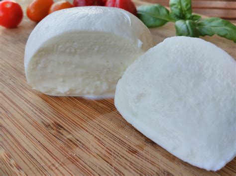 La storia della mozzarella di bufala, eccellenza aversana