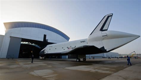 Photo Release: Space Shuttle Discovery Acquired by the Smithsonian | Smithsonian Institution