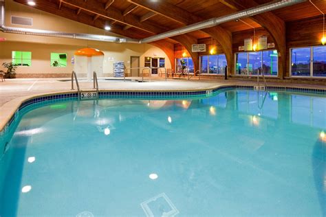 Holiday Inn Detroit Lakes - Lakefront Pool Pictures & Reviews - Tripadvisor