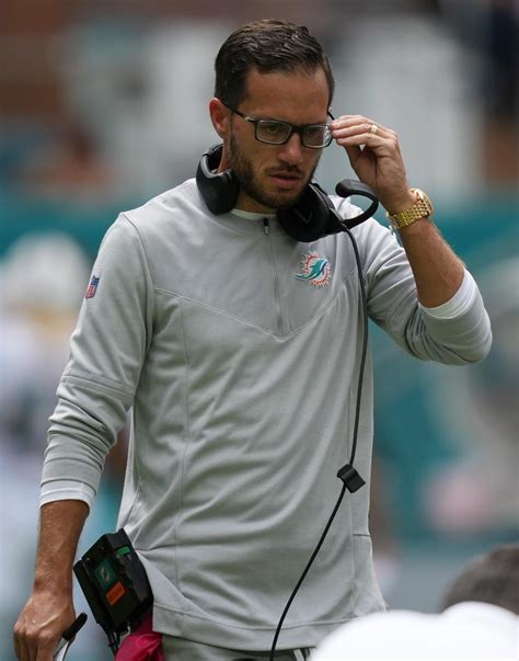 Mike McDaniel’s crucial 4th-down call helps Dolphins topple Bill ...