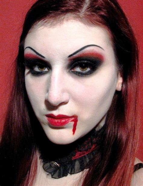 20 Halloween Vampire Makeup Ideas for Women - Flawssy