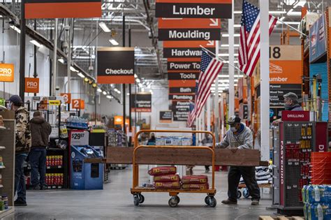 Lowe’s, Home Depot Turn to Livestreaming to Build on Covid Gains - Bloomberg