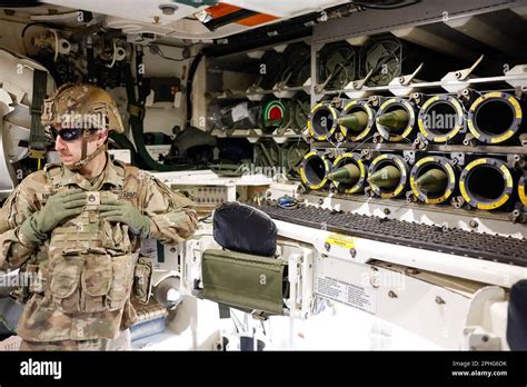 28 March 2023, Bavaria, Grafenwöhr: A U.S. soldier stands in an M109A7 ...