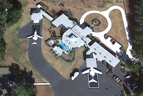 John Travolta's House and Driveway Weird Google Earth | John travolta house, Celebrity houses ...