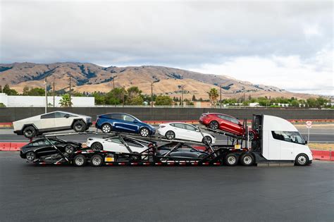 Tesla new “family photo” bodes well for Cybertruck’s size