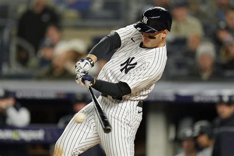 Rizzo, Yankees agree to $40M, 2-year contract | AP News