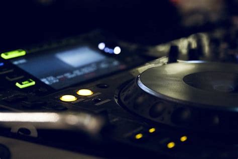 How to use DJ mixing decks for beginners - Top tips to get you mixing fast