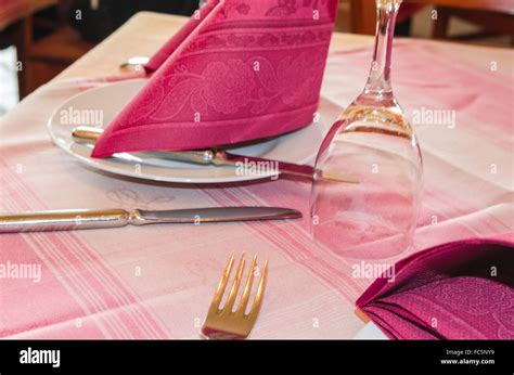 Rustic table hi-res stock photography and images - Alamy