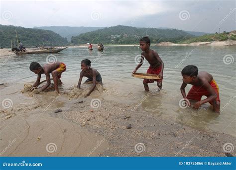 Jaflong Stone Point at Sylhet Editorial Photo - Image of people, banks ...