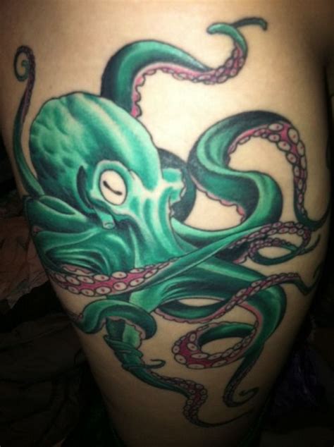 Traditional Green Ink Octopus Tattoo On Right Hip | Octopus tattoo design, Octopus tattoo ...