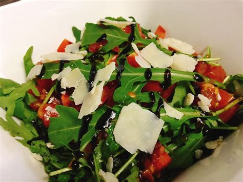 Rucola Salat mit Tomaten und Himbeer-Balsamico | Rezept