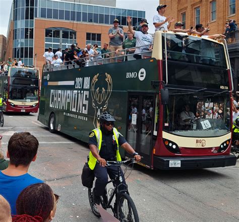 Milwaukee Bucks championship parade | Express News, Your Local News