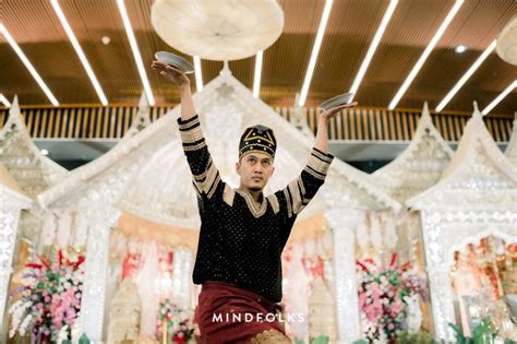 various moments of Minang dance at Menara Mandiri | Menara Mandiri by IKK Wedding | Bridestory