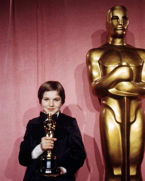 Tatum O'Neal 8x10 Photo holding Academy Award 1973 - Photographs