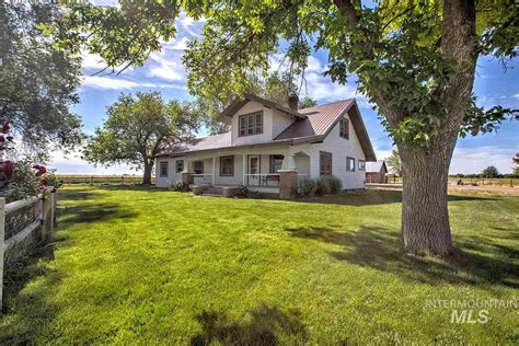 Country living in Idaho. Circa 1927. Over one acre. $339,900 - The Old House Life