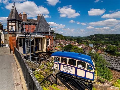 Bridgnorth Cliff Railway | One of the two cars arrives at Hi… | Flickr